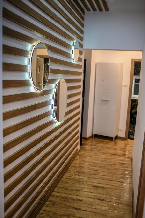 Laura Apartments ซินายา ภายนอก รูปภาพ