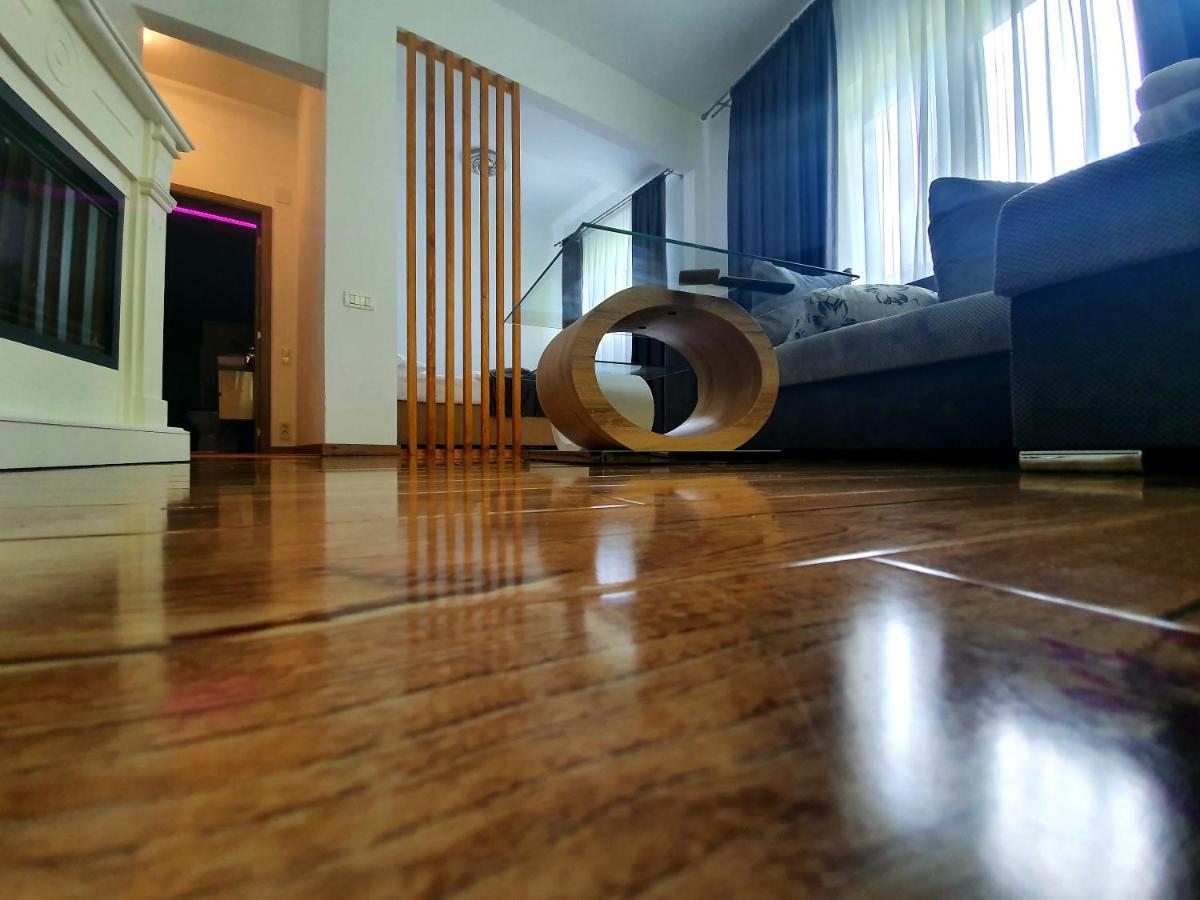 Laura Apartments ซินายา ภายนอก รูปภาพ