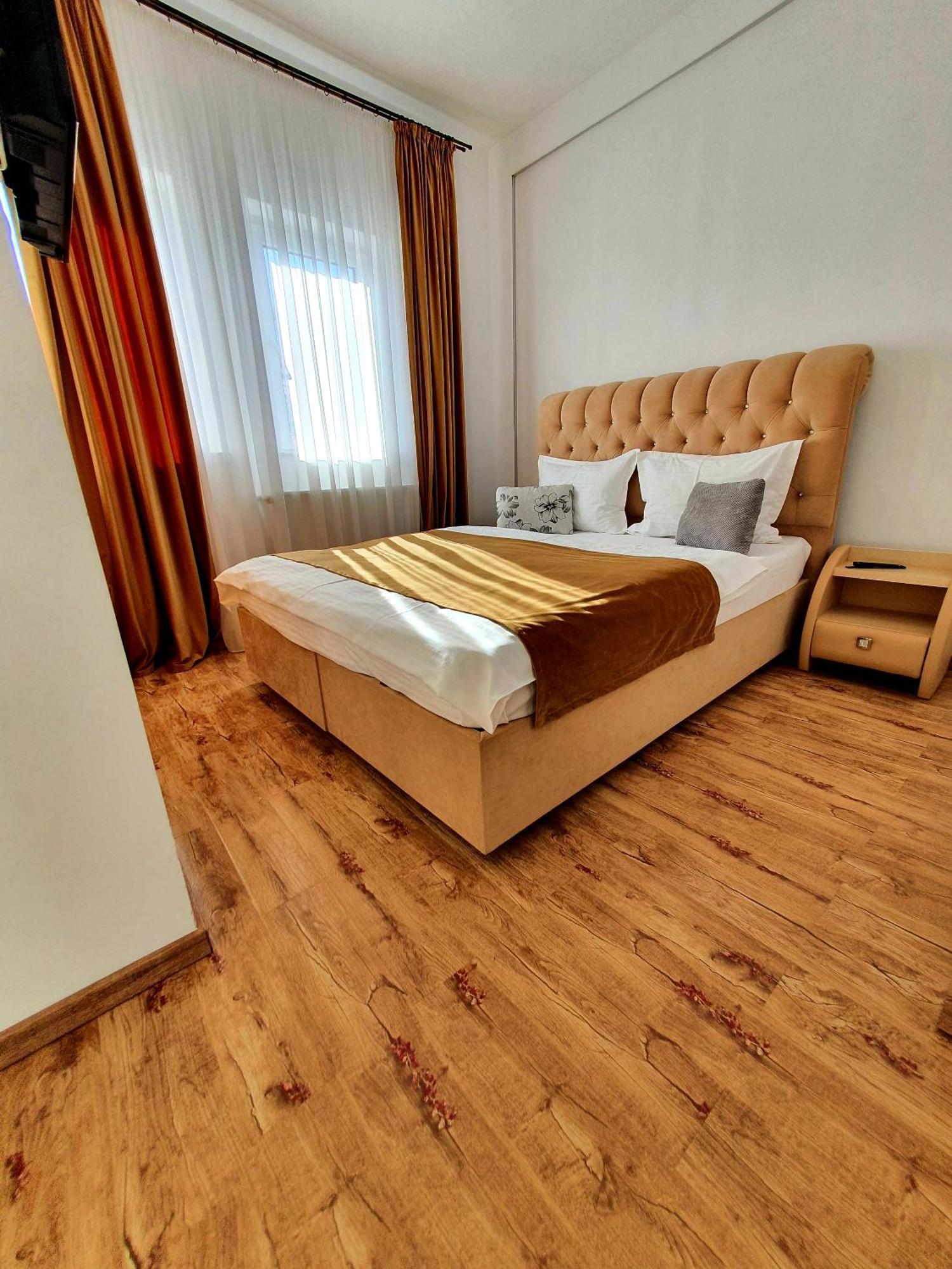 Laura Apartments ซินายา ภายนอก รูปภาพ