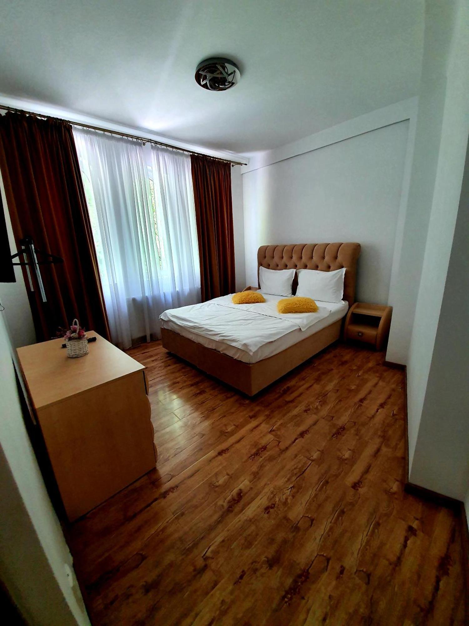 Laura Apartments ซินายา ภายนอก รูปภาพ
